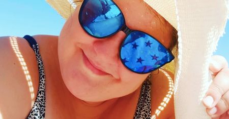 Dominika Gwit w bikini pluska się na dmuchanym łabędziu. Nie ma tropików, a i tak jest gorąco