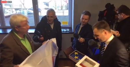 Sławomir Nitras z PO chciał ofiarować Joachimowi Brudzińskiemu flagę UE. Ale polityk PiS jest na pielgrzymce