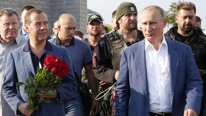 Władimir Putin i Dmitrij Miedwiediew składają kwiaty przed pomnikiem obrońców Sewastopola. Na drugim planie, za Putinem, przywódca Nocnych Wilków Aleksander Zaldostanow