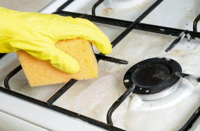W misce wymieszaj trochę sody z wodą utlenioną. Rozprowadź roztwór wokół palników i pozostaw na 5-10 minut. Za pomocą czystej suchej gąbki lub ręcznika wytrzyj mieszankę czyszczącą. Ta-dam! Twoja kuchenka gazowa jest nieskazitelnie czysta!