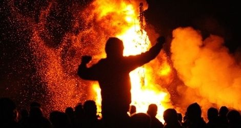Rakija, taniec, śpiew i skoki przez ogień