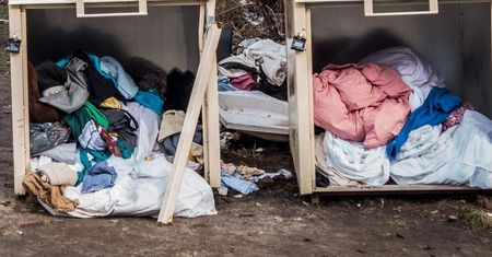 Stare ciuchy straszą. Nielegalne kontenery na odzież używaną problemem we Wrocławiu