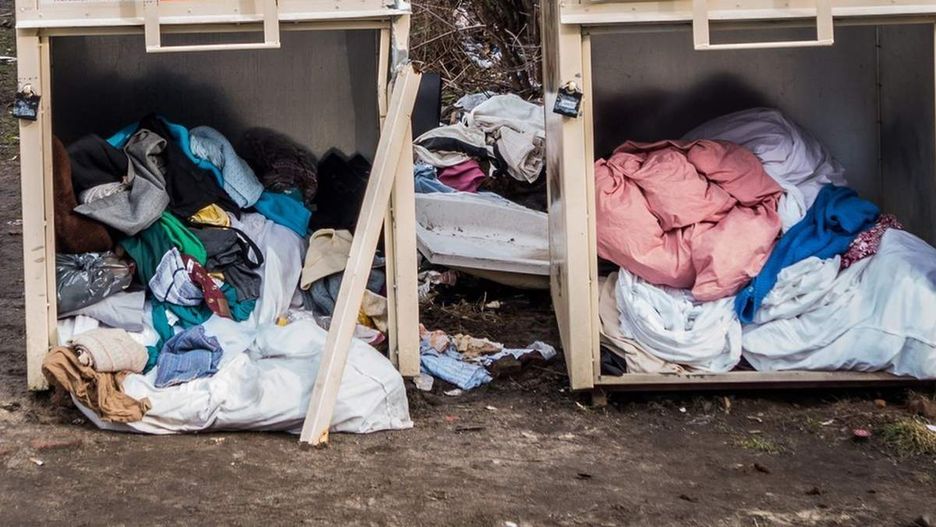Otwieranie pojemników dotyczy nie tylko tych stawianych nielegalnie