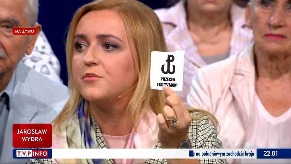 Warszawska radna PiS Olga Semeniuk uważa, że naklejka "Polska Walcząca przeciw faszyzmowi" obraża katolików