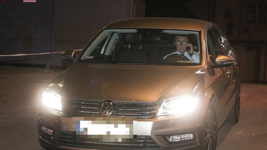 Nowogrodzka. Zbigniew Kuźmiuk wyjeżdża z wieczoru wyborczego