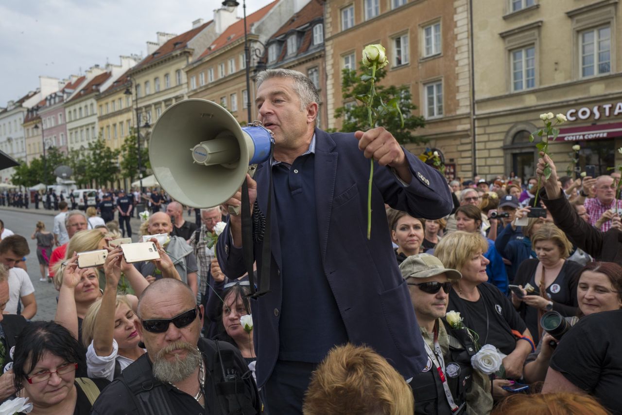 Frasyniuk, Janda, Ostaszewska w akcji. Protestują przeciwko kontrowersyjnej ustawie