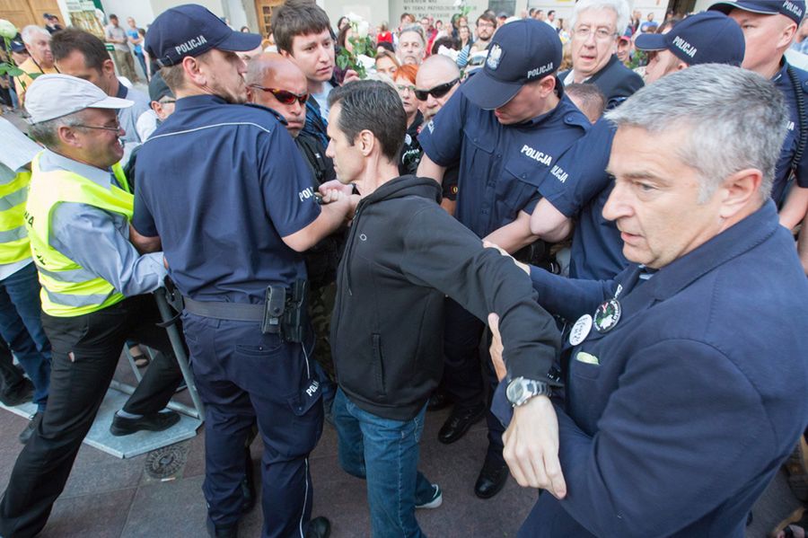 Frasyniuk zaskarży zachowanie policji podczas miesięcznicy? "Rozważam to"