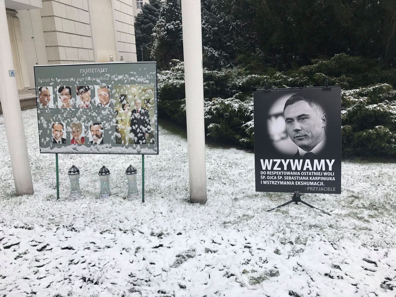 Mówią "nie" dla ekshumacji posła PO. Postawili tablicę, usunęła ją Straż Marszałkowska