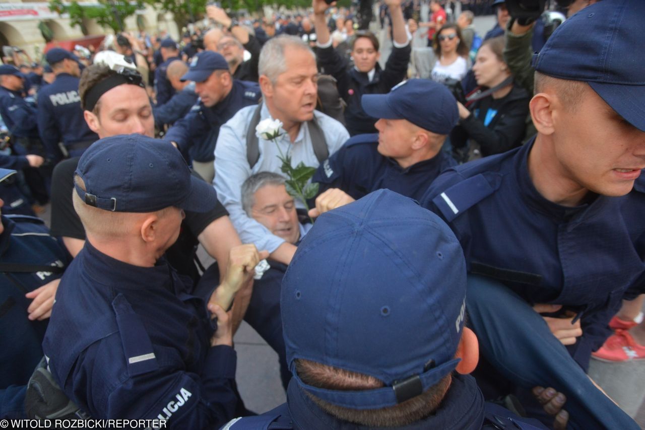 Akt oskarżenia wobec Władysława Frasyniuka trafił do sądu. "Kopał policjanta"