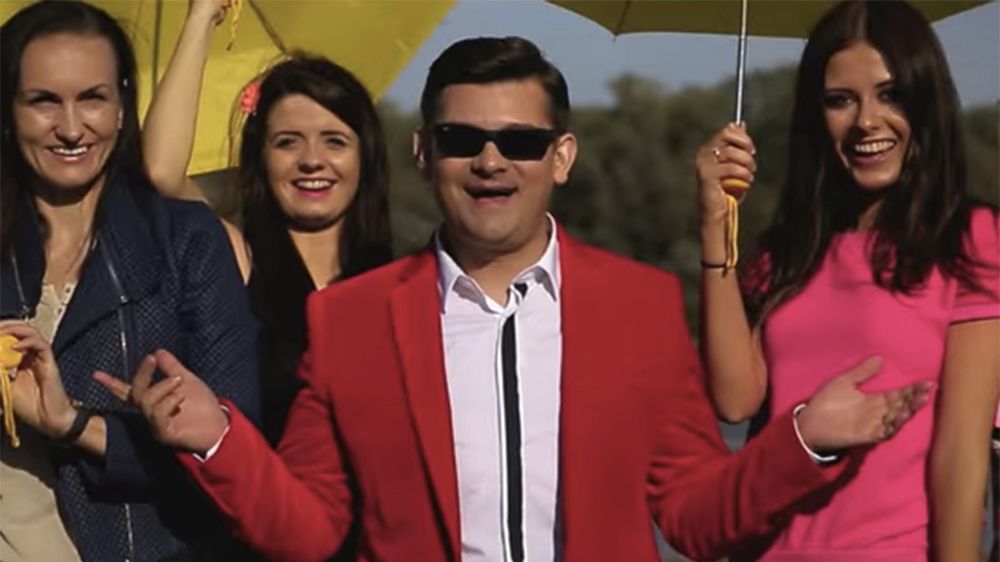 Zenon Martyniuk ma łeb na karku. Co miesiąc wpłaca pieniądze na przyszłą emeryturę.