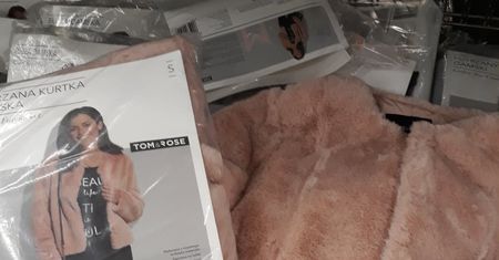 W Biedronce kobiety odnalazły zaskakujące ubranie. Różowe futerko robi furorę