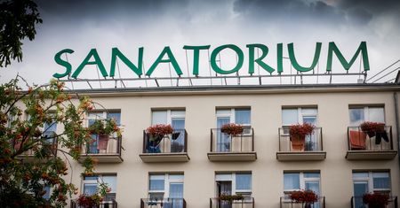 Seryjny złodziej-uwodziciel z sanatorium. Udawał kuracjusza