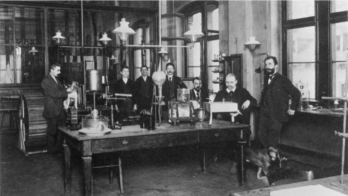 William Henry Perkin – twórca pierwszego barwnika syntetycznego, moweiny