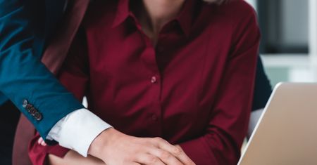Ewelina była pewna, że "biurowego męża" ma pod kontrolą. Na imprezie prawda wyszła na jaw
