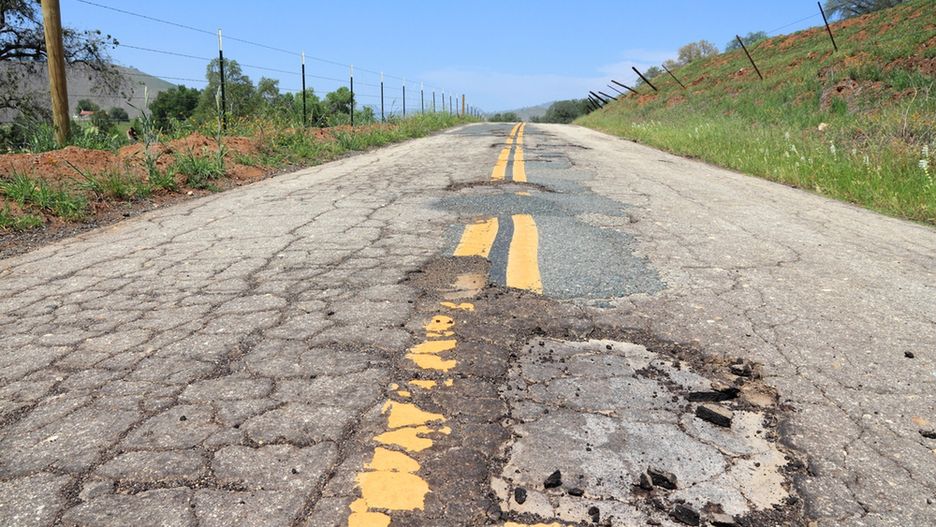 Kierowca, którego auto uległo uszkodzeniu na dziurawej drodze, ma prawo do odszkodowania od zarządcy drogi - bez względu na to, kto jest odpowiedzialny za jej stan