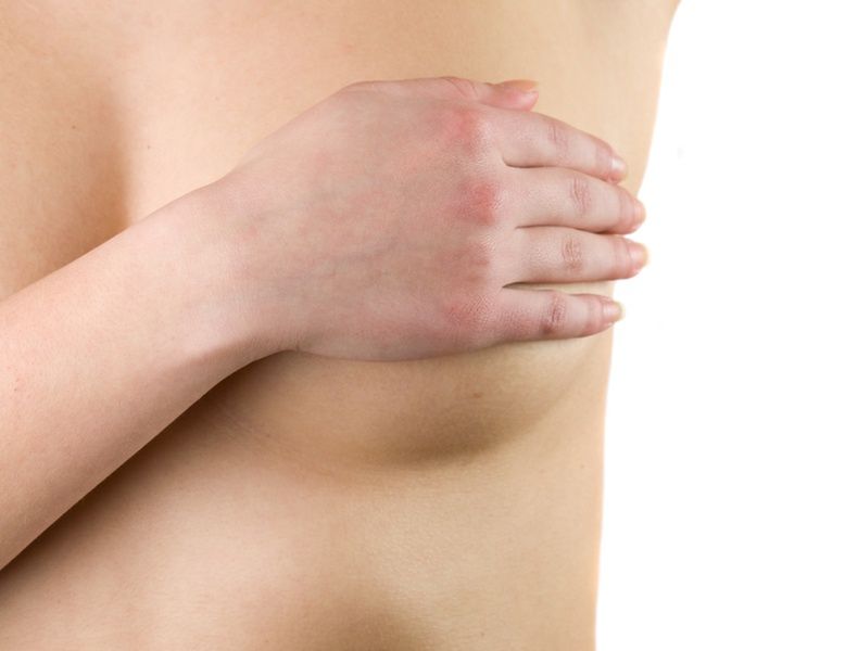 Samobadanie piersi warto wykonywać jak najczęściej.