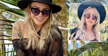 Blanka Lipińska eksponuje figurę w zbyt małym bikini. Jej powiększony biust aż wypłynął ze stanika