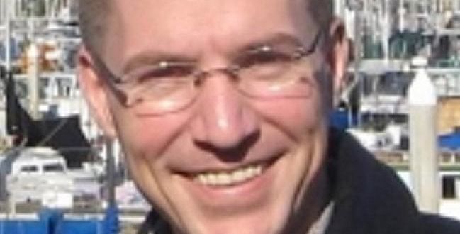Był zwykłym mięśniakiem. Potem uderzył się w głowę i został geniuszem