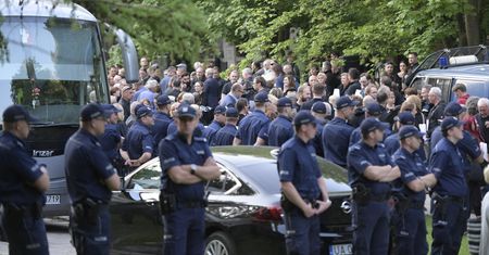 Ekshumacja Arkadiusza Rybickiego. Protest i kordon policji przed cmentarzem