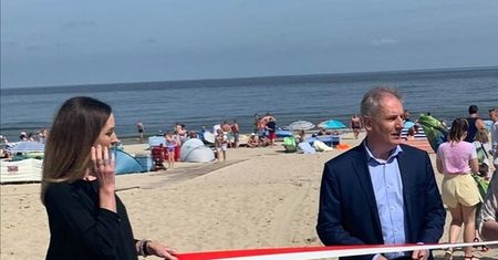 Jantar. Uroczyste otwarcie zejścia na plażę z biało-czerwoną wstęgą. "Bareja byłby dumny!"