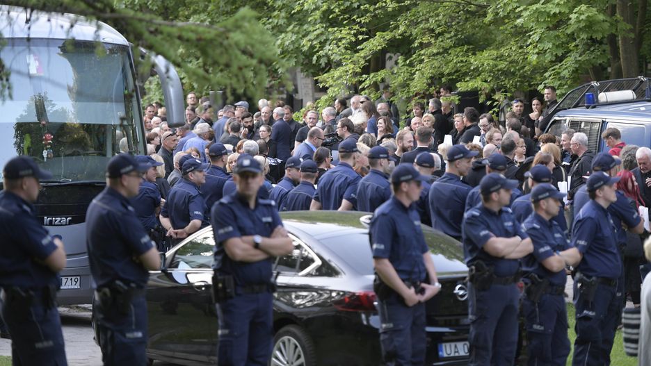 Kordon policji przy cmentarzu 