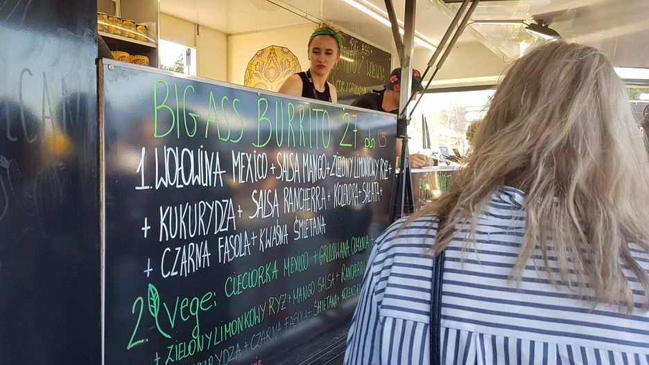 Przed stoiskami z jedzeniem kłębią się tłumy festiwalowiczów