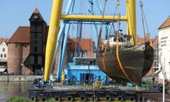 Gdańsk. Z dna Mariny wyciągnięto zatopiony jacht. Leżał tam przez trzy lata