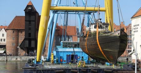 Gdańsk. Z dna Mariny wyciągnięto zatopiony jacht. Leżał tam przez trzy lata