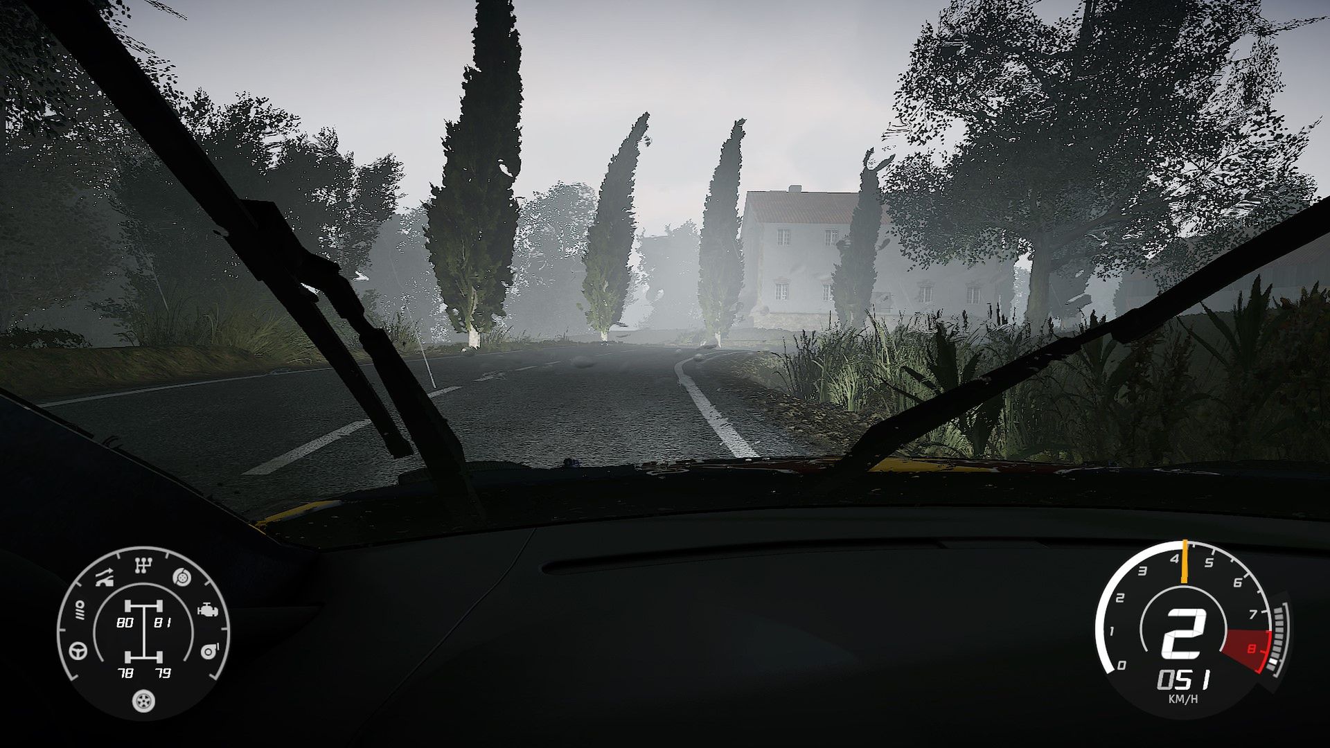 WRC 8. Blisko zmierzchu i w deszczu - jak widać drzewa przechylaja się podczas burzy. 