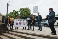 Gdańsk. Protest przeciwko ukrywaniu pedofilii przed katedrą w Gdańsku-Oliwie. Ksiądz wyrwał transparent