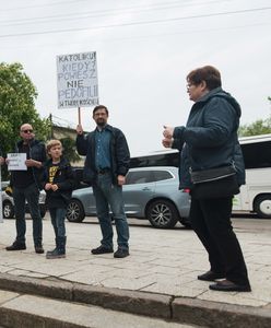 Gdańsk. Protest przeciwko ukrywaniu pedofilii przed katedrą w Gdańsku-Oliwie. Ksiądz wyrwał transparent