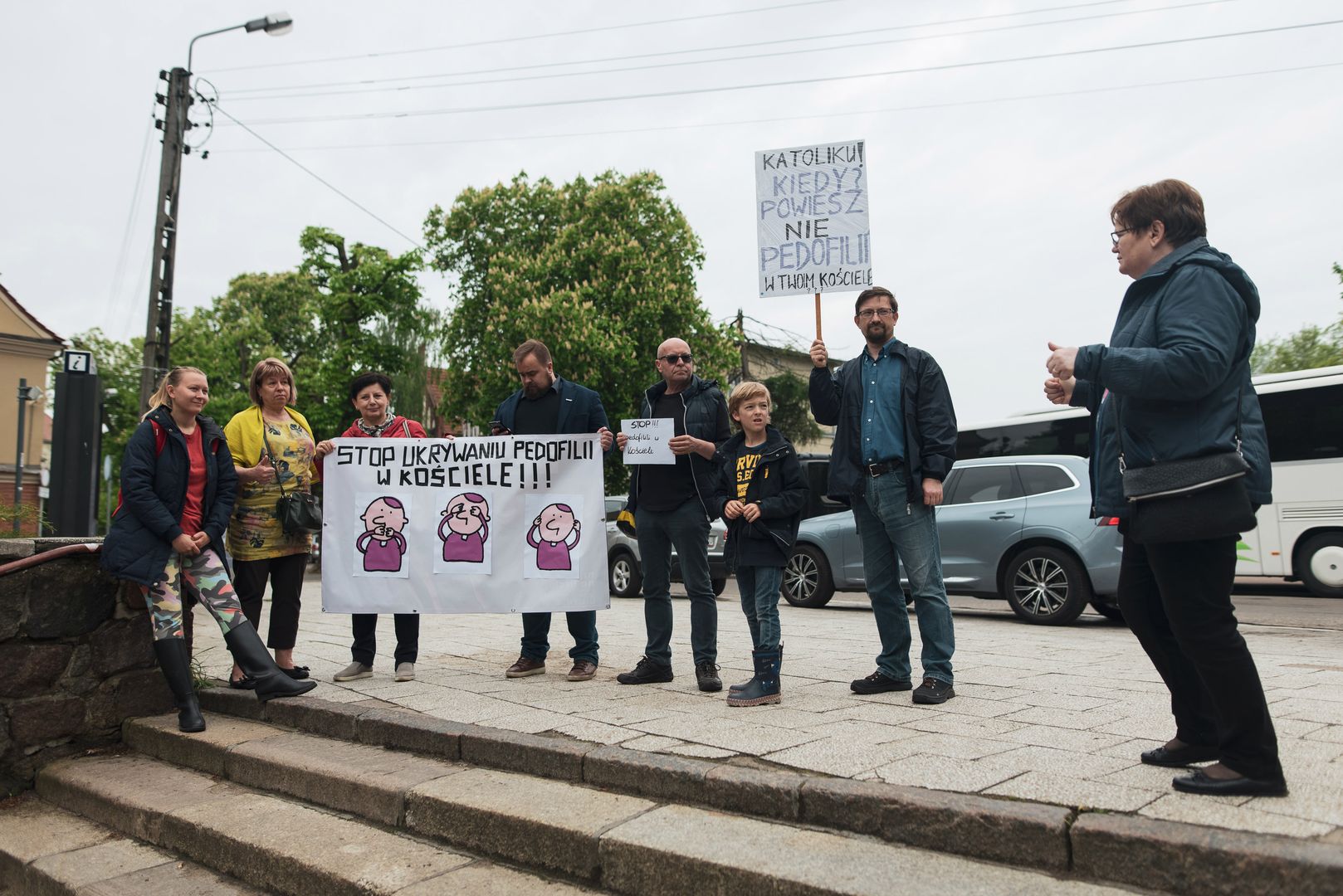 Protest przeciwko ukrywaniu pedofilii w Kościele katolickim przed bazyliką archikatedralną w Gdańsku-Oliwie
