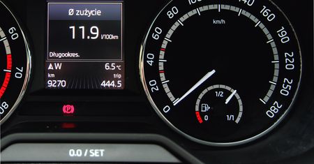 Ekonomiczna jazda. Absurdalne i rzadkie metody na obniżenie spalania