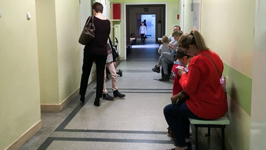 Dzieci czekają w długich kolejkach na wizytę do specjalisty