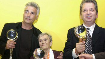 Krzysztof Krauze, Krystyna Feldman i producent Juliusz Machulski trzymają Kryształowe Globusy