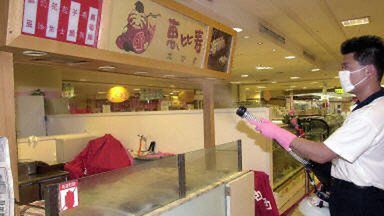 Dezynfekcja sklepu w Tajwanie