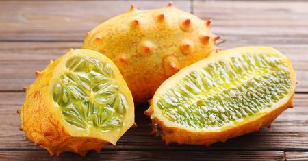 Kiwano to połączenie banana, kiwi i ogórka. Teraz kupisz je w promocji w dyskoncie
