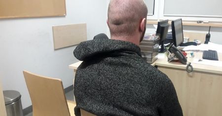 Poszukiwany mężczyzna sam zgłosił się na policję. Rozpoznał się na zdjęciach