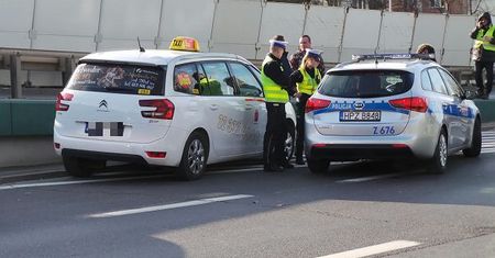 Policja szuka kierowcy taksówki. Jechał z pasażerami
