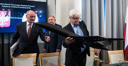 Podkomisja Antoniego Macierewicza prezentuje raport dotyczący katastrofy tupolewa.