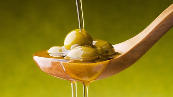 Łyżeczka oliwy z oliwek dostarcza ok. 88 kcal.