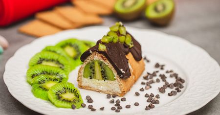 Ciasto piramidka z kiwi. Szybki deser bez pieczenia, jajek i mąki