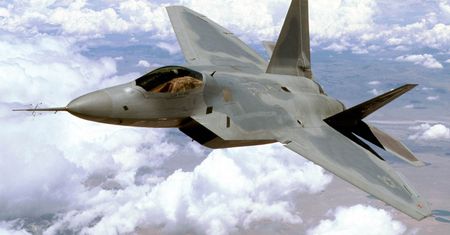 Amerykańskie myśliwce F-22 poderwały się do boju. Przechwyciły rosyjskie bombowce Tu-95 nad Alaską