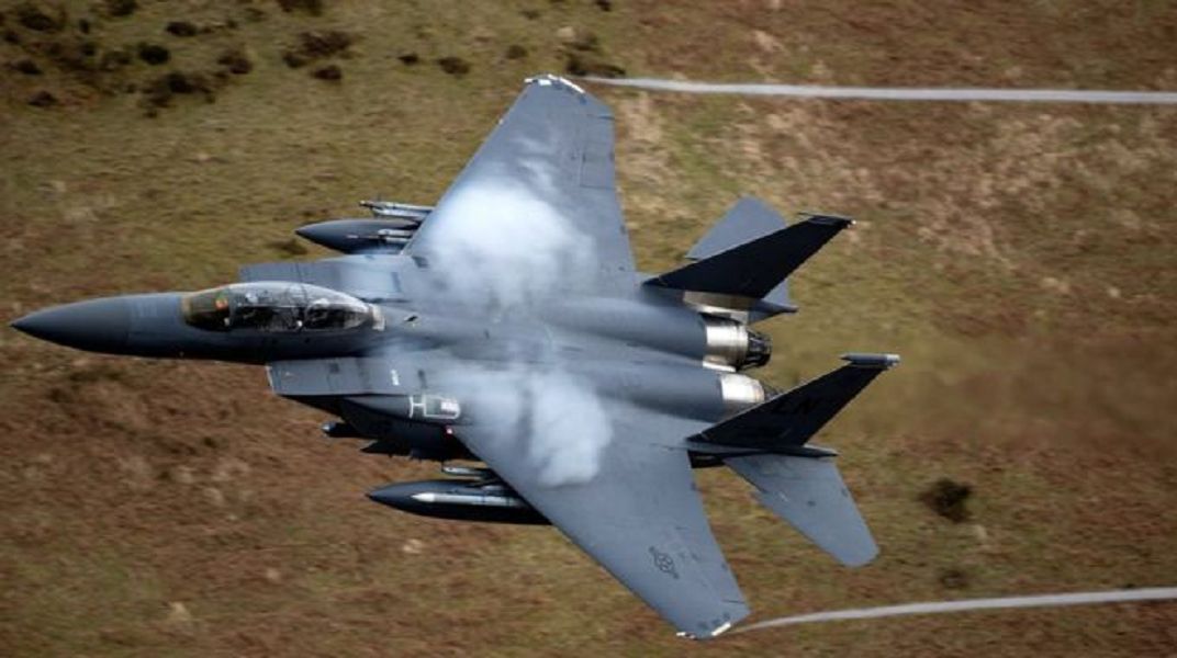 Samoloty F-15 niemal "skosiły" spadochroniarzy. Myśliwce leciały 560 km/h