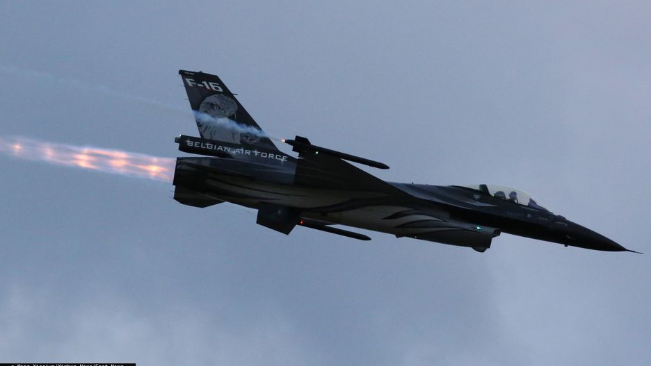 Myśliwiec F-16 podczas przelotu (zdj. arch.)