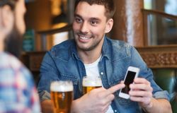 Nowa aplikacja ostrzega przed nadmiernym spożyciem alkoholu