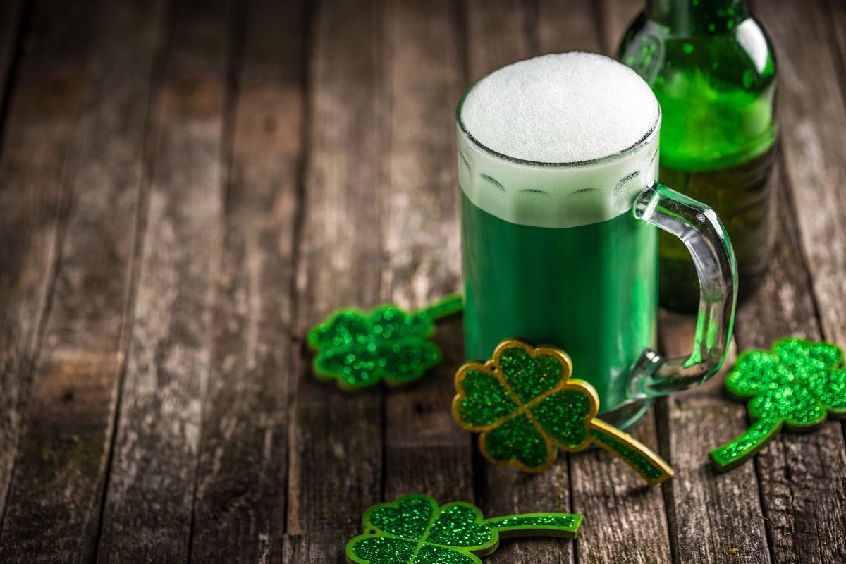 Jak zrobić zielone piwo na Dzień Św. Patryka? Wystarczy prosty trik