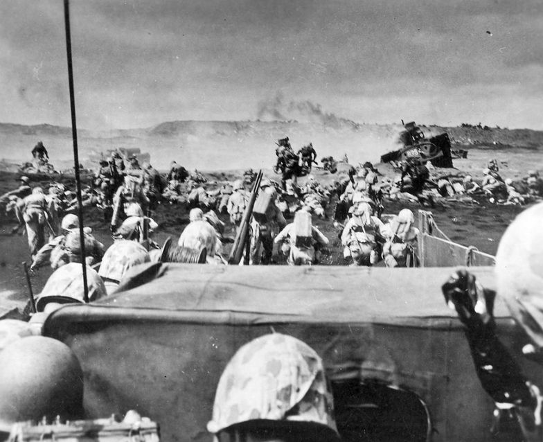 Marines lądujący na wyspie Iwo Jima