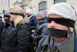 Mieli zaklejone usta i opaski na oczach. Protesty w kilkunastu miastach w Polsce