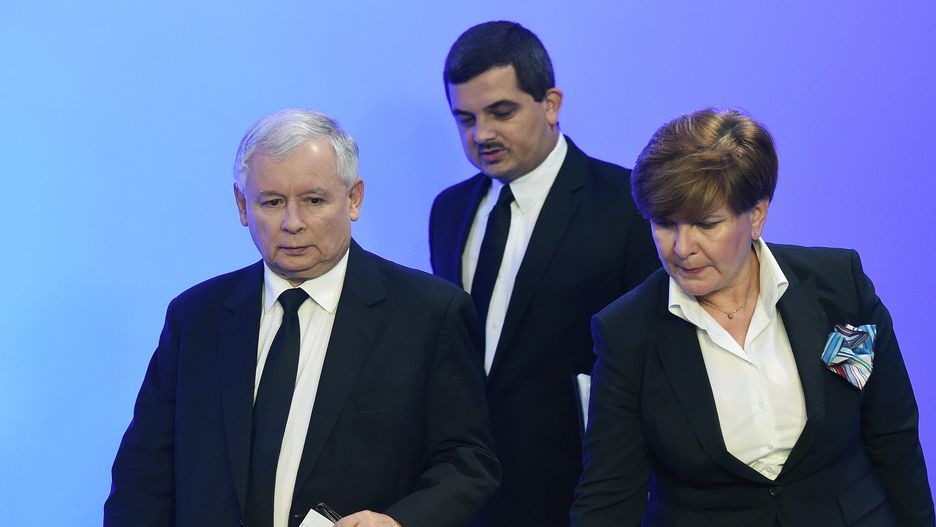 Jarosław Kaczyński i Beata Szydło, za nimi Krzysztof Sobolewski. Siedziba PiS, 2014 rok.